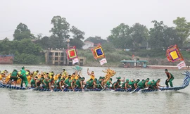 Các đội thi tranh tài ở hội thi bơi chải truyền thống trên sông Lô năm 2019.