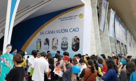 Hàng nghìn người tiếp tục 'rồng rắn' xếp hàng săn tour 0 đồng