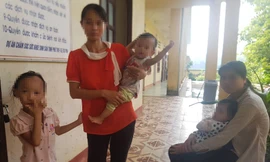 Người dân Kim Thượng hoag mang đến trung tâm y tế xã lấy máu gửi về trung tâm y tế huyện khám xét nghiệm nhanh đối với bệnh nhân đến chẩn đoán HIV.