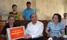 Thủ tướng Nguyễn Xuân Phúc thăm và tặng quà vợ liệt sĩ Đào Thị Ngân - tại tổ 4, phường Đồng Tâm, thành phố Yên Bái. Ảnh: Mạnh Cường.