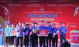 Ban tổ chức trao giải Nhất cuộc thi "Ánh sáng soi đường" khu vực miền bắc cho đội tuyển Thái Nguyên. 