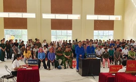 Hai bị cáo tại phiên tòa lưu động. Ảnh: An Nhiên