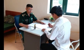 Anh Tẩn Seo Páo giao nộp quả lừu đạn cho đồn Biên phòng.