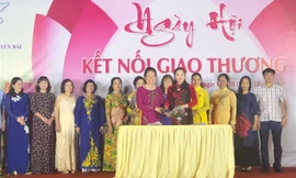 Hội nữ doanh nhân các tỉnh, thành phố đã tiến hành ký kết giao thương.