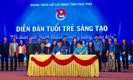 Anh Bùi Quang Huy – Bí thư T.Ư Đoàn cùng các đại biểu chứng kiến nội dung ký giao ước thi đua của các đơn vị).