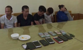 Các con bạc tại cơ quan công an.