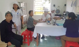 Người dân Kim Thượng mang con đi tiêm phòng tại trạm xá.