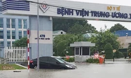 Bệnh viện ở Thái Nguyên cũng bị chia cắt bởi mưa lũ.