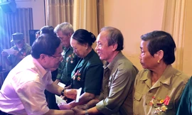 Nhà báo Lê Xuân Sơn - Tổng Biên tập Báo Tiền phong trao quà cho các gia đình liệt sĩ, thương binh, bệnh binh, cựu TNXP có hoàn cảnh khó khăn trên địa bàn tỉnh Yên Bái. 