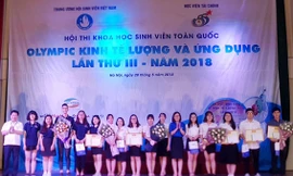 Ban tổ chức trao giải Nhất Hội thi khoa học sinh viên toàn quốc “Olympic Kinh tế lượng và ứng dụng” lần thứ 3 cho 5 đội thi. 