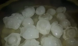 Những hạt mưa đá to trút xuống to hơn quả trứng gà.