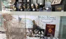 Cửa hàng đồng hồ liên tục bị đe dọa, 'khủng bố' bằng chất bẩn