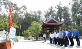 Tại Khu di tích Đá Chông K9, các đại biểu đã thắp hương tưởng nhớ anh linh Bác Hồ và báo cáo những thành tích trong học tập và làm theo Bác.