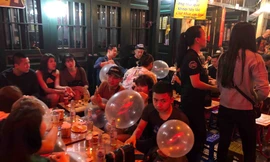 Tại khu vực phố đi bộ (Hoàn Kiếm) bóng cười vẫn được bày bán, sử dụng công khai, tràn lan.