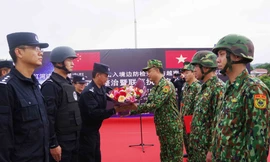 Bộ Chỉ huy tuần tra hai bên gặp gỡ trao đổi trên vạch phân định đường biên giới. 