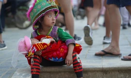  Con em bà con dân tộc địu em đang còn “đỏ hỏn” trên lưng đi xin tiền bán hàng rong khiến nhiều du khách xót xa, thương cảm. 