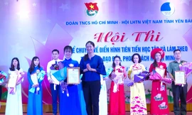 ​Chị Đoàn Thị Thanh Tâm, Bí thư Tỉnh Đoàn Yên Bái trao 1 giải Nhất cho thí sinh Nguyễn Thuỳ Linh đến từ Đoàn khối Doanh nghiệp tỉnh. 