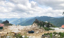 Cảnh quan ở thôn Hầu Chư Ngài bị ảnh hưởng bởi mỏ khai thác đá.