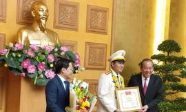 Phó thủ tướng thường trực Chính phủ Trương Hoà Bình, Bí thư thường trực T.Ư Đoàn Nguyễn Anh Tuấn tặng bằng khen, hoa cho các gương cán bộ, công viên chức trẻ. Ảnh: Bình Minh.