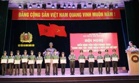 Thiếu tướng, GS.TS Lê Minh Hùng, Phó Giám đốc Học viện ANND trao Bằng khen cho các tập thể tiêu biểu trong phong trào thi đua.