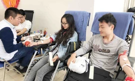 Hồ Xuân Hân (sinh viên năm tư khoa Điện tử, Đại học Bách Khoa Hà Nội) cùng bạn gái Phạm Thị Hồng Vân (sinh viên năm nhất, Đại học Bách Khoa Hà Nội) tham gia hiến máu tại Chủ nhật Đỏ. 