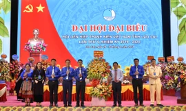 Bí thư Tỉnh ủy Nguyễn Văn Vịnh tặng hoa chúc mừng đại hội. 