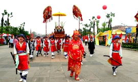 Lễ rước kiệu Lễ rước kiệu của các xã, phường, thị trấn ven Khu di tích đền Hùng tri ân công đức Tổ tiên.
