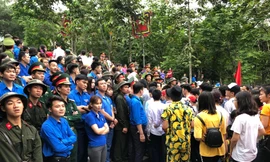 Các bạn tình nguyện viên nhặt rác trong đêm ở khu di tích đèn Hùng ngày 9/3 âm lịch.