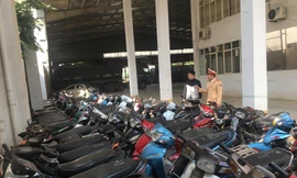 Các phương tiện giao thông của các đội tượng đua xe tại cơ quan chức năng.