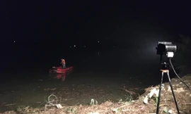 Lực lượng chức năng tìm kiếm thi thể 2 nạn nhân.