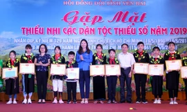 Bí thư Tỉnh Đoàn Thị Thanh Tâm trao quà tặng 23 em thiếu nhi dân tộc thiểu số vượt khó, học giỏi.