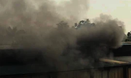 Ngoài dầu thải, Cty gốm sứ Thành Hà còn xả ra môi trường khói bụi có mùi khét.