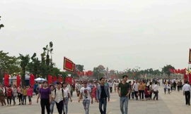 Hàng nghìn du khách thập phương về khai hội Giỗ tổ Hùng Vương - Lễ hội Đền Hùng.