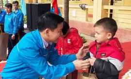 Anh Ngô Thế Hoàn, Bí thư Tỉnh Đoàn Thái Nguyên tặng quà tết cho các em học sinh Trường Tiểu học Hợp Tiến (Đồng Hỷ). 