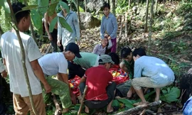 Những tảng đá từ trên đồi sạt lở xuống khiến 4 nạn nhân thương vong.