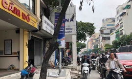 Kỳ dị khi đoạn vỉa hè phải né nhà số 27 Tôn Đức Thắng thụt ra, thụt vào. 