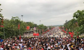Biển người chen chân trong ngày chính hội Đền Hùng