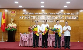 Lãnh đạo tỉnh chúc mừng đồng chí tân Phó Chủ tịch UBND tỉnh Lào Cai (người thứ hai từ trái sang).