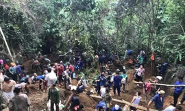 Hàng trăm người dân kéo lên khu vực núi đá (Bãi Bưởi) tìm đá quý.