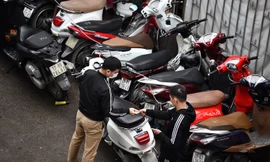 Bãi trông xe lậu 'chặt chém' khách đi tàu Cát Linh - Hà Đông