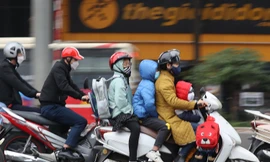 Đón gió mùa đông bắc, người dân Hà Nội đi làm đi học đầu tuần trong thời tiết lạnh