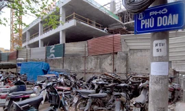 Hàng trăm xe máy phơi nắng mưa cả năm trời trên vỉa hè phố Phủ Doãn