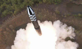 Các bộ phận của tên lửa và vệ tinh Triều Tiên rơi xuống biển mà Hàn Quốc thu được. (Ảnh: Reuters)