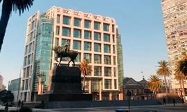 Tượng anh hùng dân tộc Uruguay José Artigas trên nền tòa nhà Phủ Tổng thống Ảnh: L.x.S