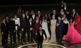 Đoàn làm phim của Everything everywhere all at once nhận giải Oscar hạng mục Phim xuất sắc nhất 