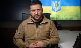 Cần cẩu đang thu dọn hiện trường của một toà nhà bị hư hại ở Donetsk ngày 4/2