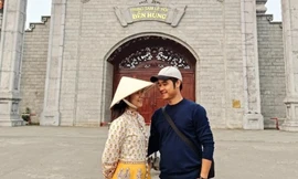 Vợ chồng trẻ đi trăng mật hết 63 tỉnh thành