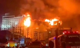 Hiện trường tòa nhà bị cháy. (Ảnh: Khmer Times)