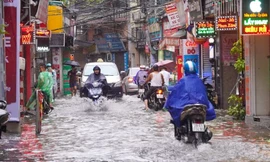 Phương tiện giao thông bị chết máy do ngập nước trên phố Triều Khúc (quận Thanh Xuân, Hà Nội).