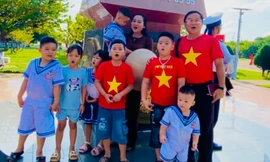 Các cháu bé ở Trường Sa Lớn chơi thả thuyền lá trong bể non bộ